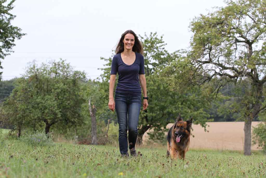 Frauchen und Hundi gehen Gassi